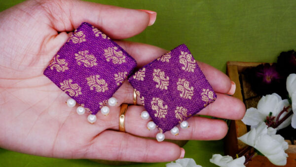Earrings16-d Violet Stud