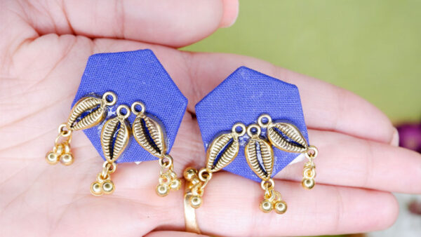 Earrings19-d Blue Shell Stud