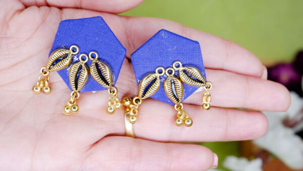 Earrings19-e Blue Shell Stud