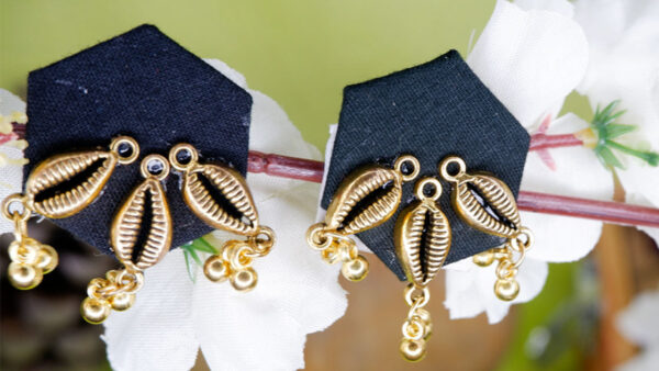 Earrings20-a Black Shell Stud