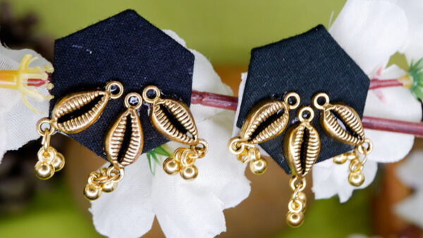 Earrings20-b Black Shell Stud